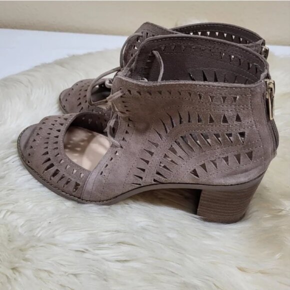 ❤️ Vince Camuto Tarita Suede Cut Out Suede Lace Up Peep Toe Booties - Picture 9 of 10